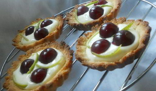 тарталетки с лаймовым маскарпоне и ромовой вишней