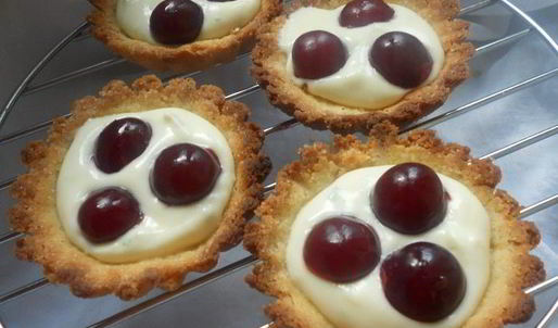 тарталетки с лаймовым маскарпоне и ромовой вишней