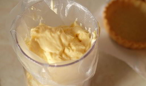 тарталетки с лимонно-лаймовым кремом и меренгой