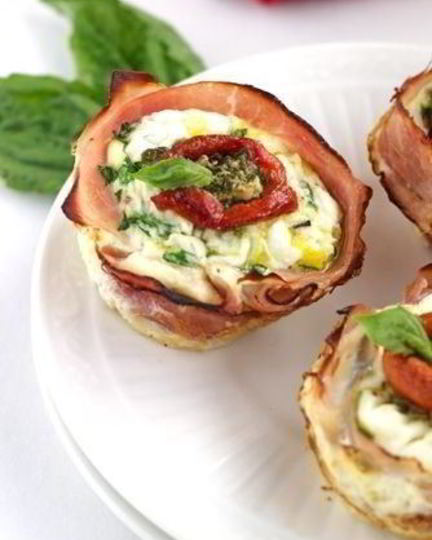 Рецепт тарталеток с луком, ветчиной и сырным соусом