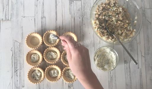 тарталетки с печенью трески и яйцом