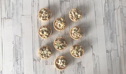 тарталетки с печенью трески и яйцом