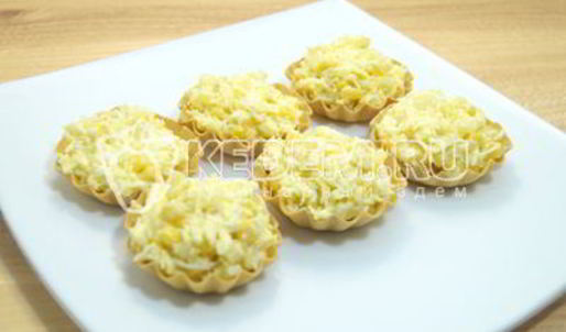 тарталетки с пикантным салатом