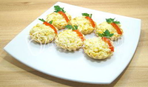 тарталетки с пикантным салатом