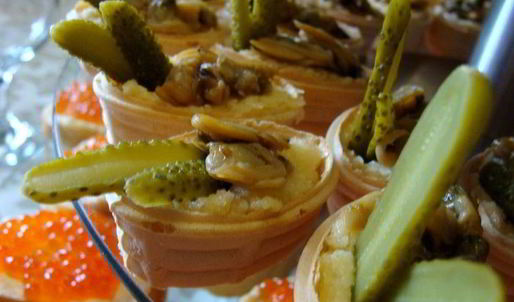 тарталетки с сыром и копчеными ракушками