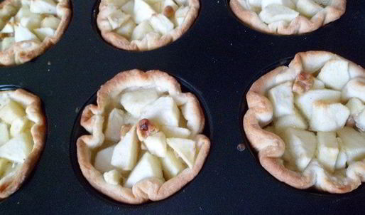 тарталетки с яблоками, орехами и крем-фрешем