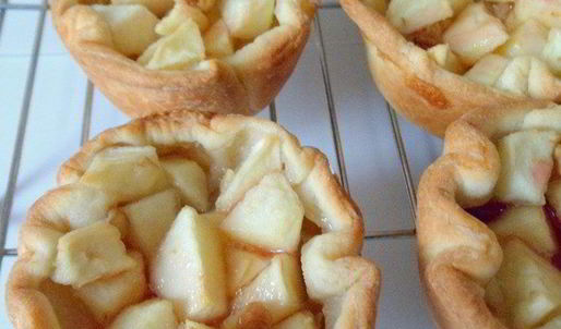 тарталетки с яблоками, орехами и крем-фрешем