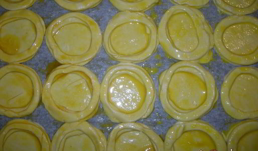 тарталетки с яблоками