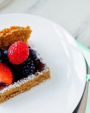 Тарталетки с ягодами и ежевичным фланом