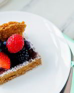 Тарталетки с ягодами и ежевичным фланом