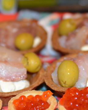 Тарталетки со слабосоленым муксуном