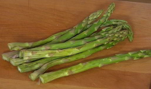 тарталетки со спаржей, розмарином и сыром