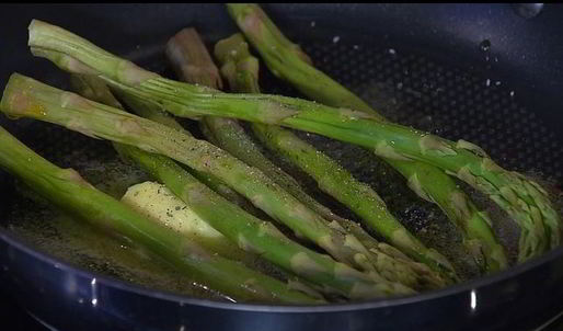 тарталетки со спаржей, розмарином и сыром