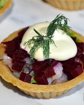 Закуска с селедкой и свеклой в тарталетках