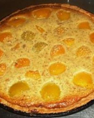 Французский миндальный тарт с консервированными персиками