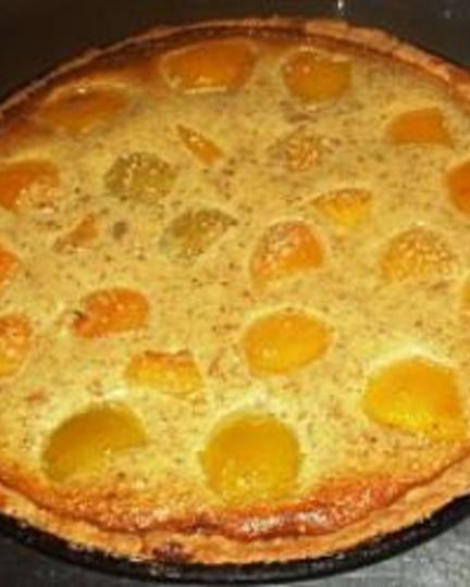 Рецепт французского миндального тарта с консервированными персиками