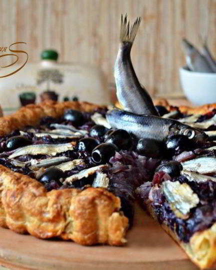 Рецепт лукового тарта с малосольной килькой