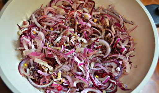 луковый тарт с малосольной килькой