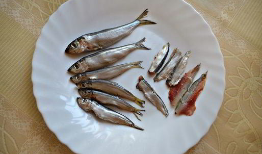 луковый тарт с малосольной килькой