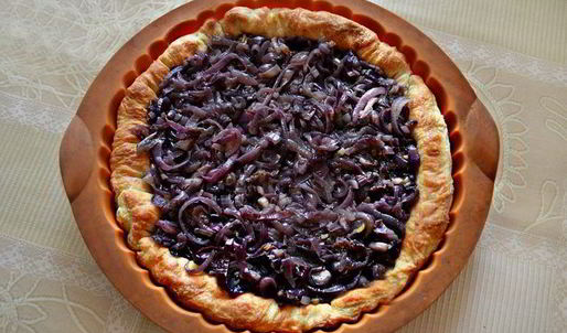 луковый тарт с малосольной килькой