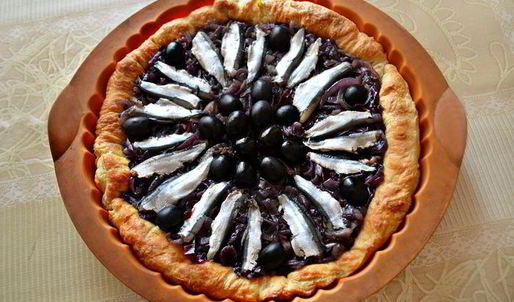 луковый тарт с малосольной килькой