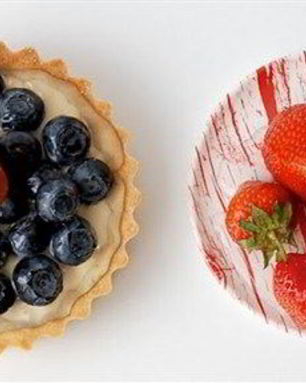 Маленькие тарты из песочного теста с творожным кремом и ягодами