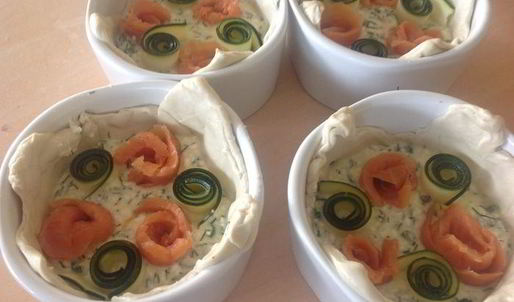 маленькие тарты с лососем и цукини розами