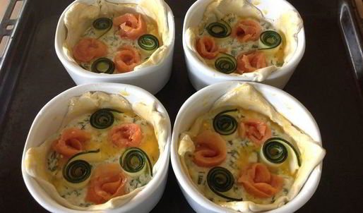 маленькие тарты с лососем и цукини розами