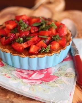 Персиковый тарт с клубничной сальсой