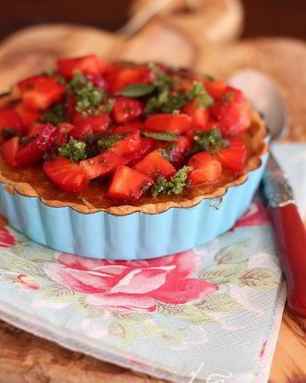 Персиковый тарт с клубничной сальсой