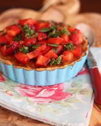 Персиковый тарт с клубничной сальсой