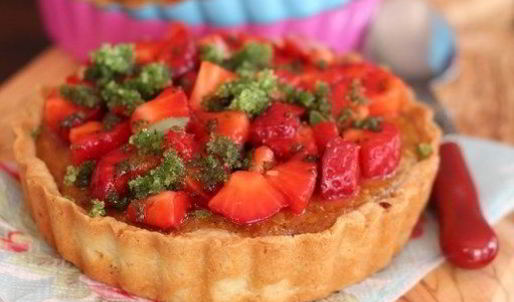 персиковый тарт с клубничной сальсой