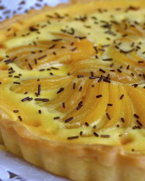 Шоколадно-сливочный тарт с фруктами