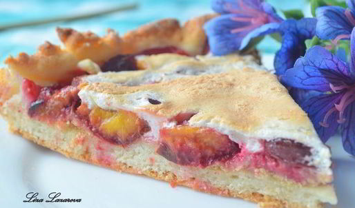 сливовый тарт из творожного теста с меренгой