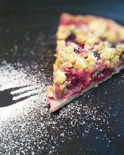 Рецепт сливового тарта с фисташковым штрейзелем