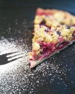 Сливовый тарт с фисташковым штрейзелем