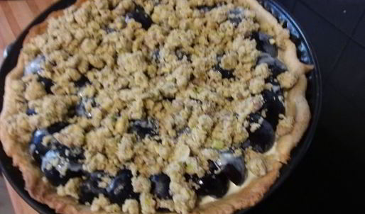 сливовый тарт с фисташковым штрейзелем