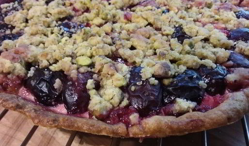 сливовый тарт с фисташковым штрейзелем