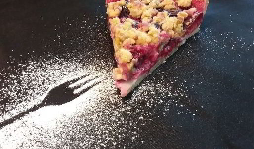 сливовый тарт с фисташковым штрейзелем