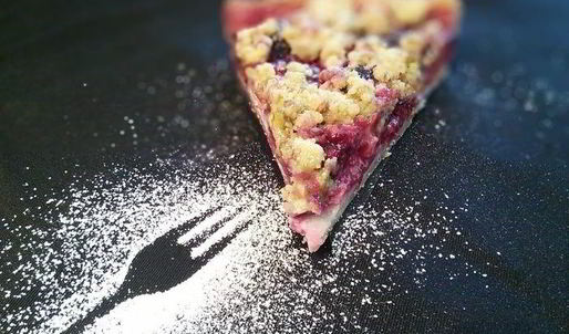 сливовый тарт с фисташковым штрейзелем