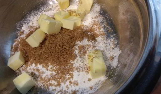 сливовый тарт с фисташковым штрейзелем