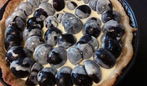 сливовый тарт с фисташковым штрейзелем