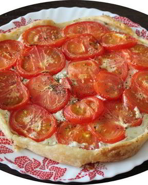 Тарт из слоеного теста с творогом и томатами