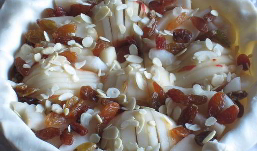 тарт с грушами, изюмом и миндальными лепестками