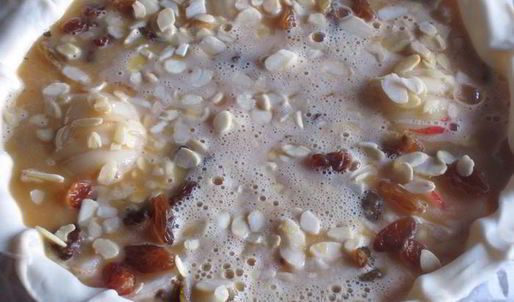 тарт с грушами, изюмом и миндальными лепестками