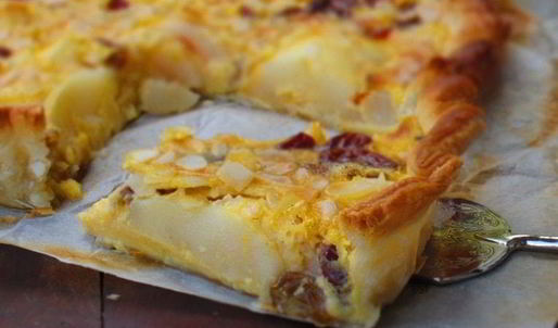 тарт с грушами, изюмом и миндальными лепестками