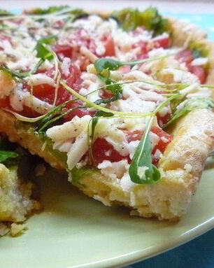 Тарт с листьями молодого салата, помидорами и овечьей брынзой