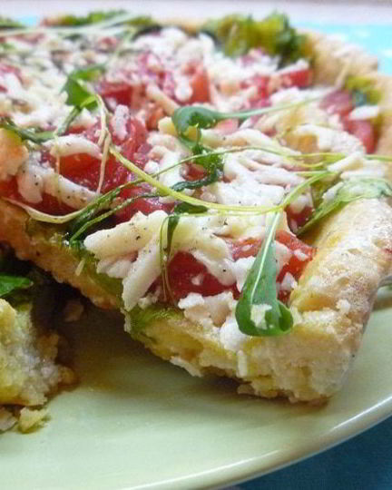 Рецепт тарта с листьями молодого салата, помидорами и овечьей брынзой