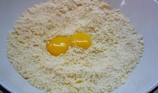 тарт с листьями молодого салата, помидорами и овечьей брынзой