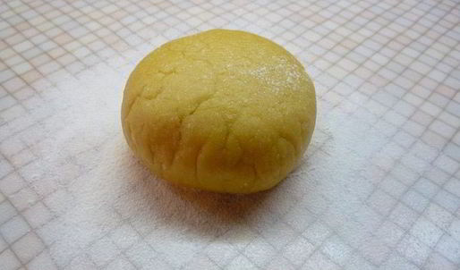 тарт с листьями молодого салата, помидорами и овечьей брынзой